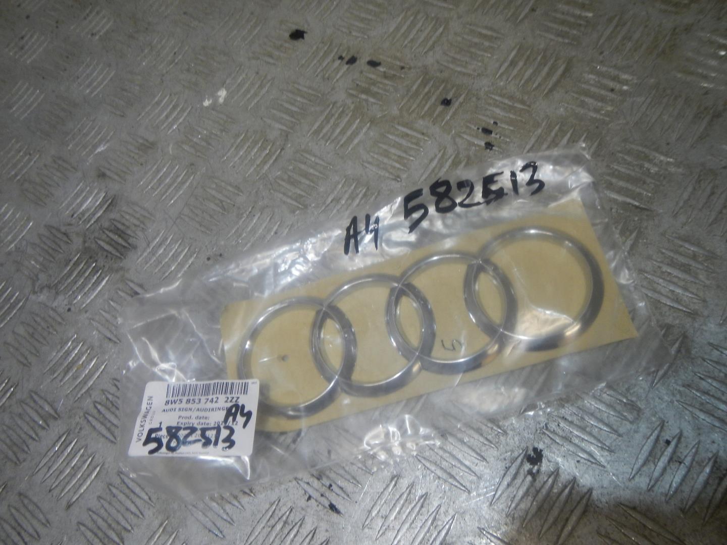 Эмблема на крышку багажника