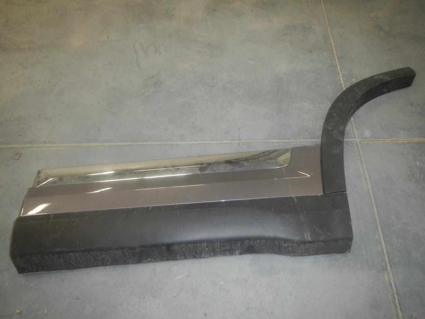 Молдинг задней левой двери