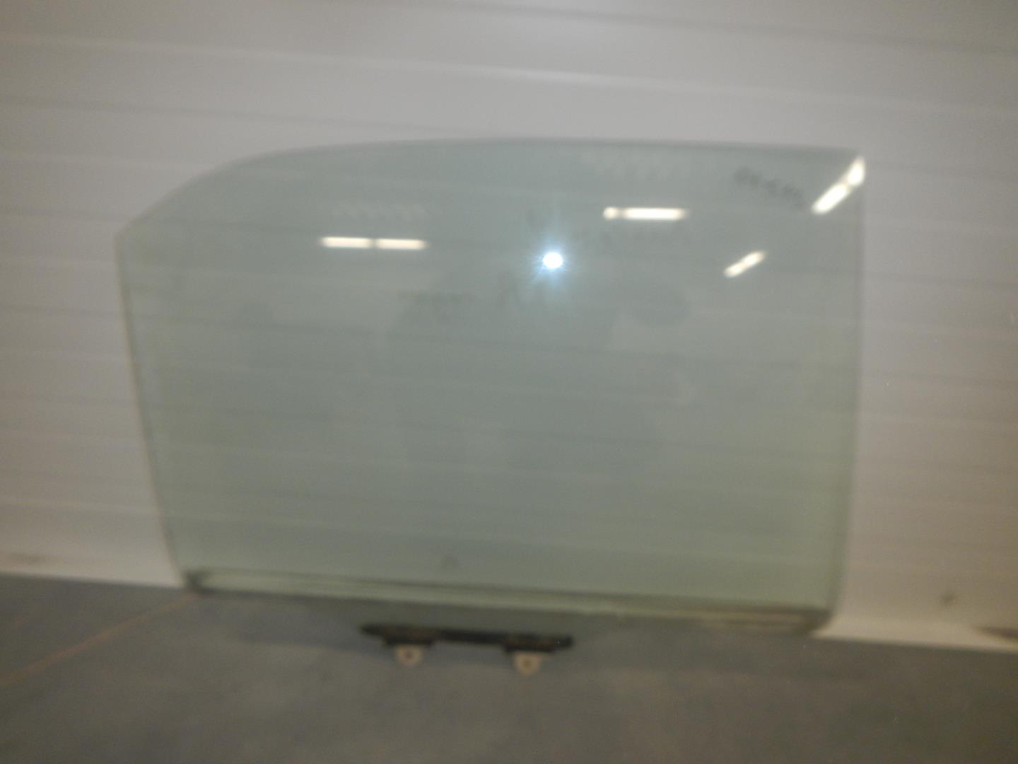 Стекло двери задней правой