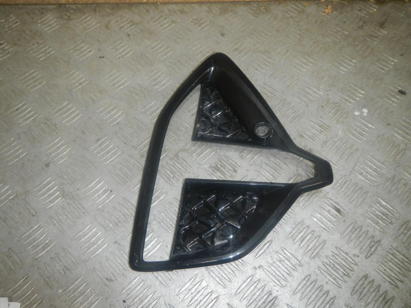 Рамка противотуманной фары левой