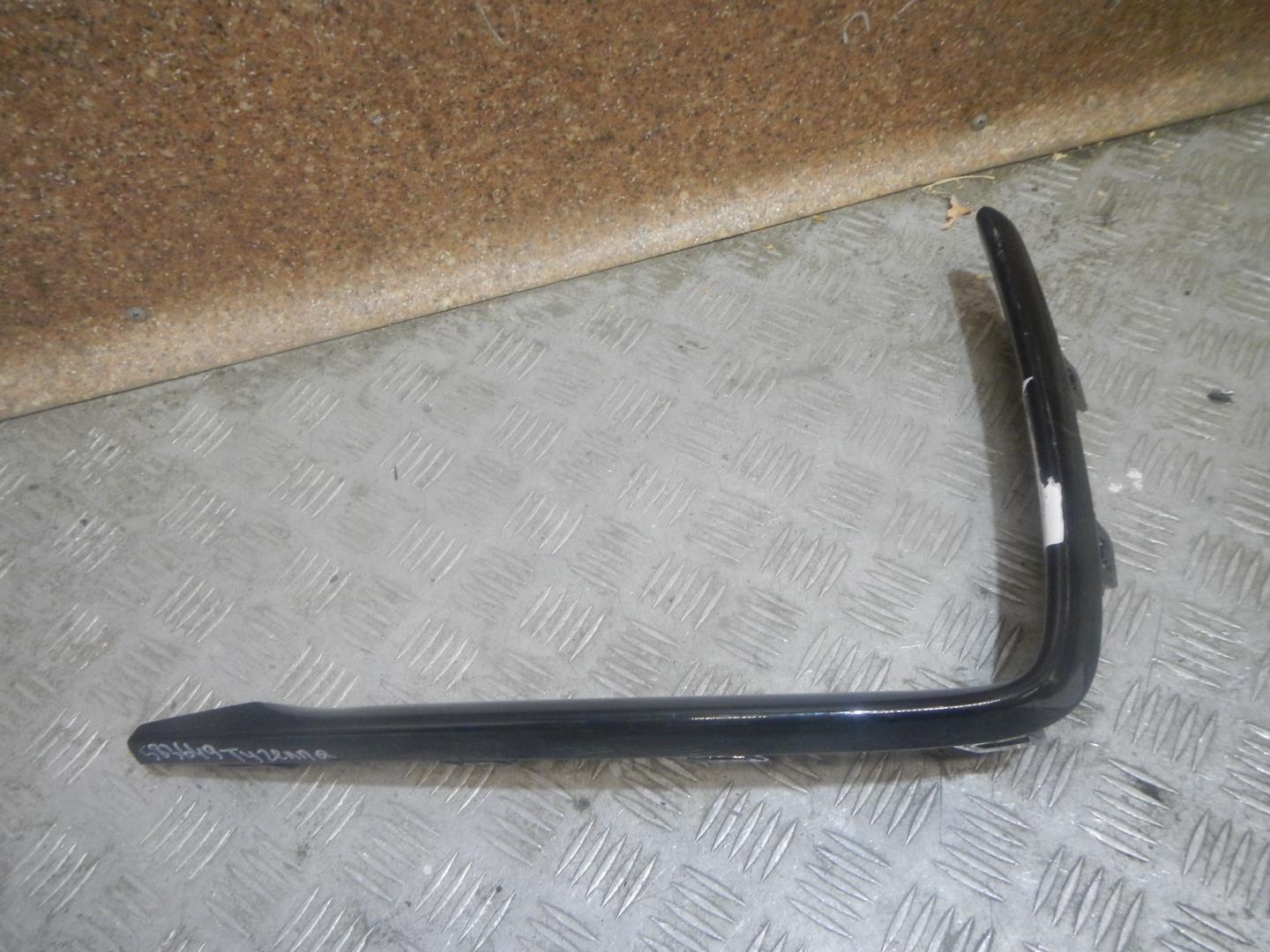 Молдинг переднего бампера правый