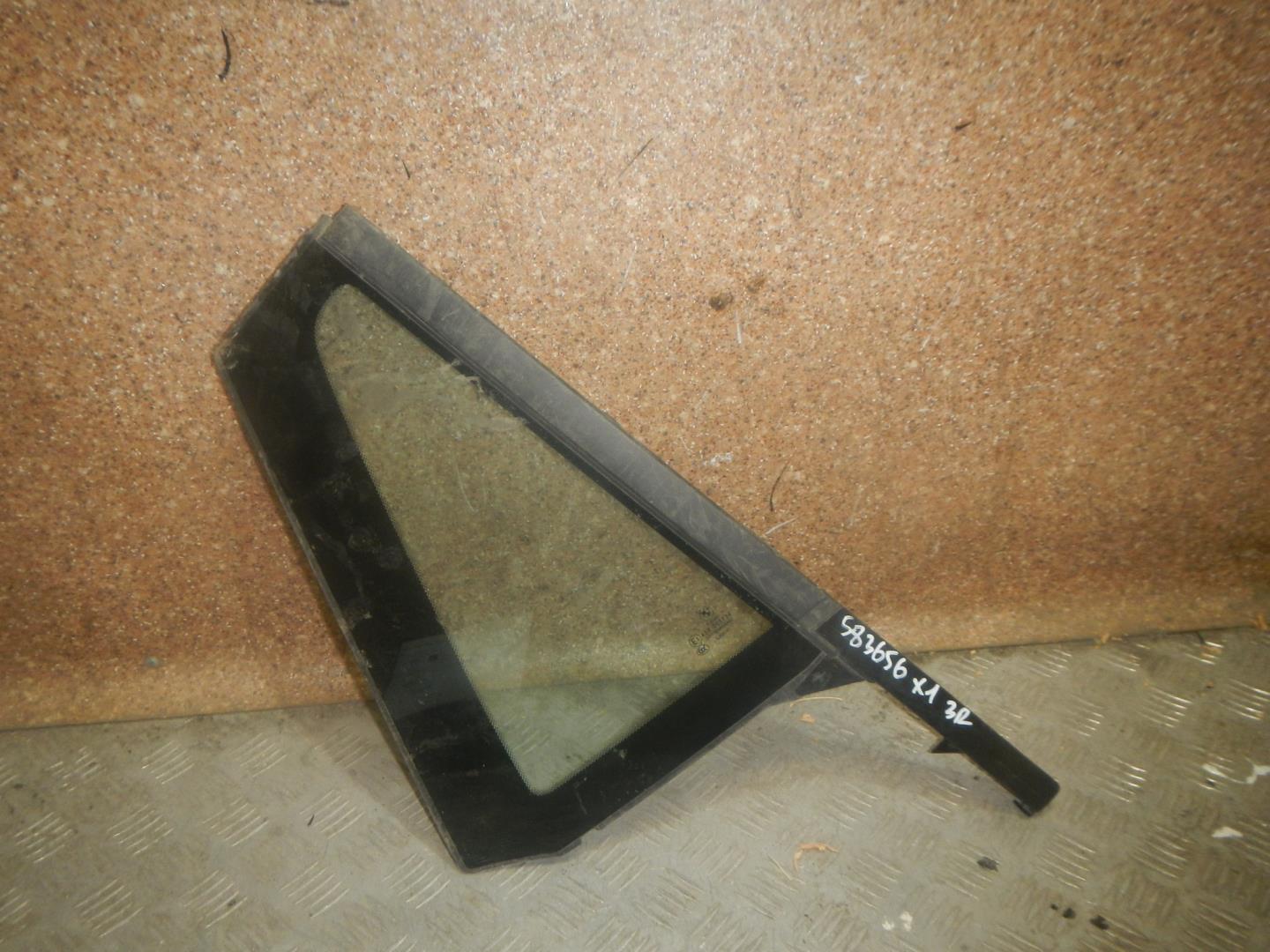 Стекло двери задней правой (форточка)