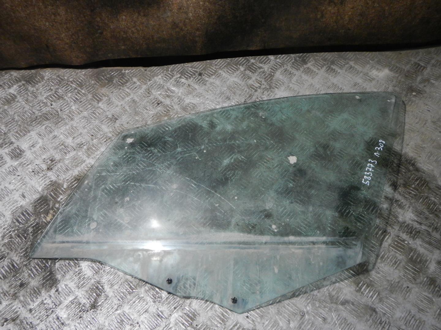 Стекло двери передней левой