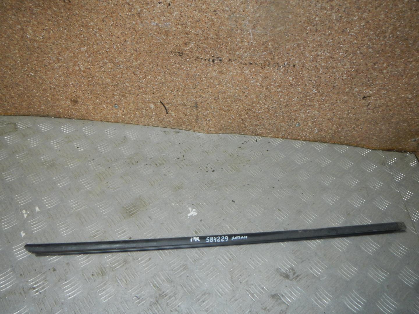 Накладка стекла переднего правого