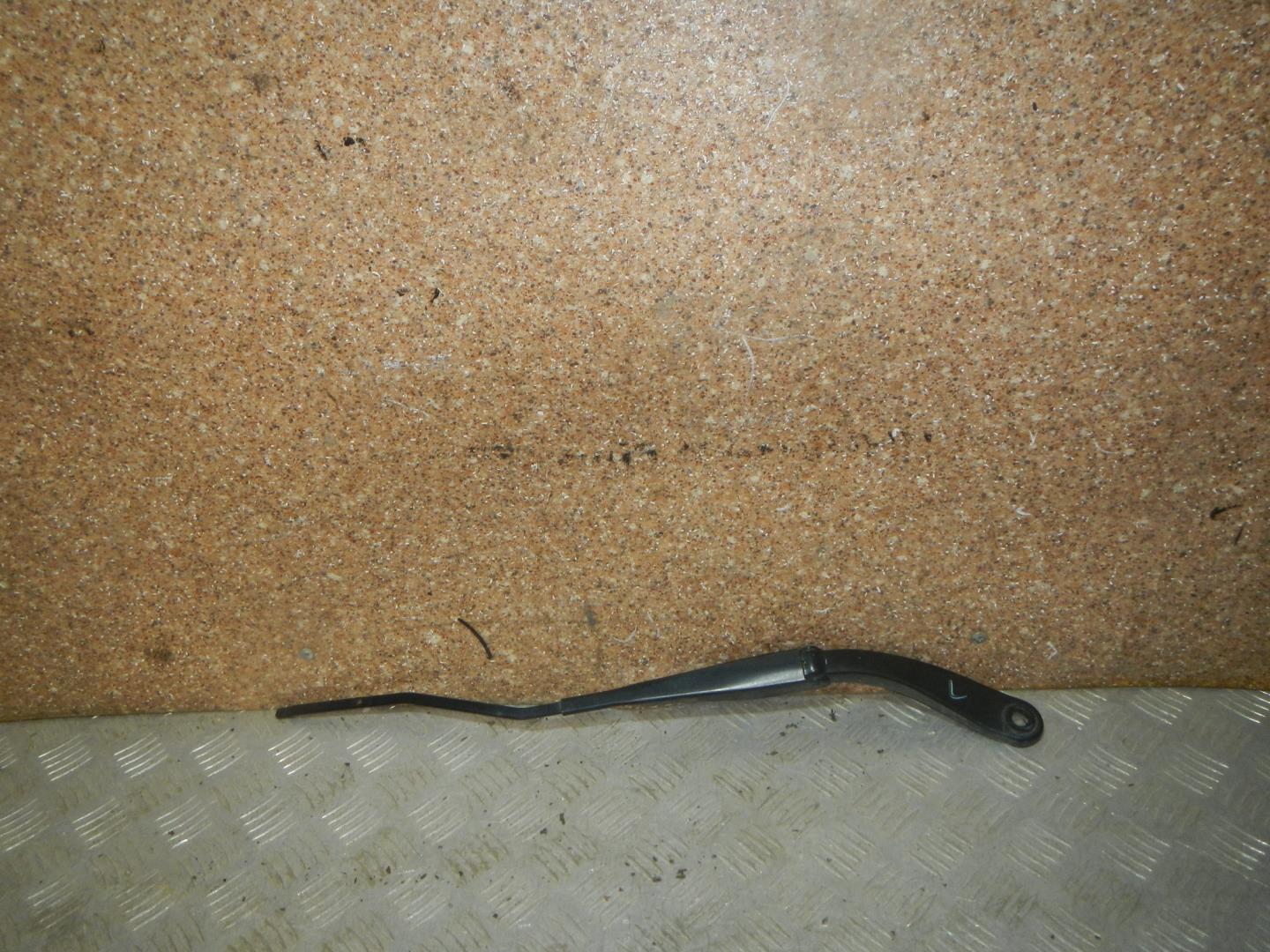 Поводок стеклоочистителя передний левый