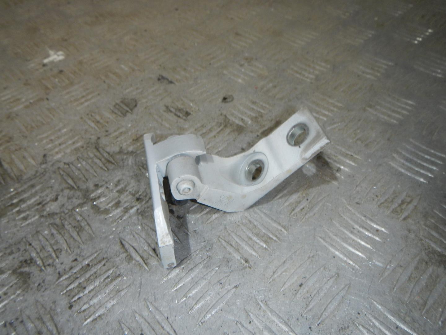 Петля двери передней правой верхняя