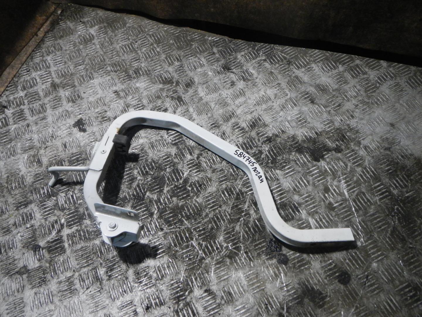 Петля крышки багажника