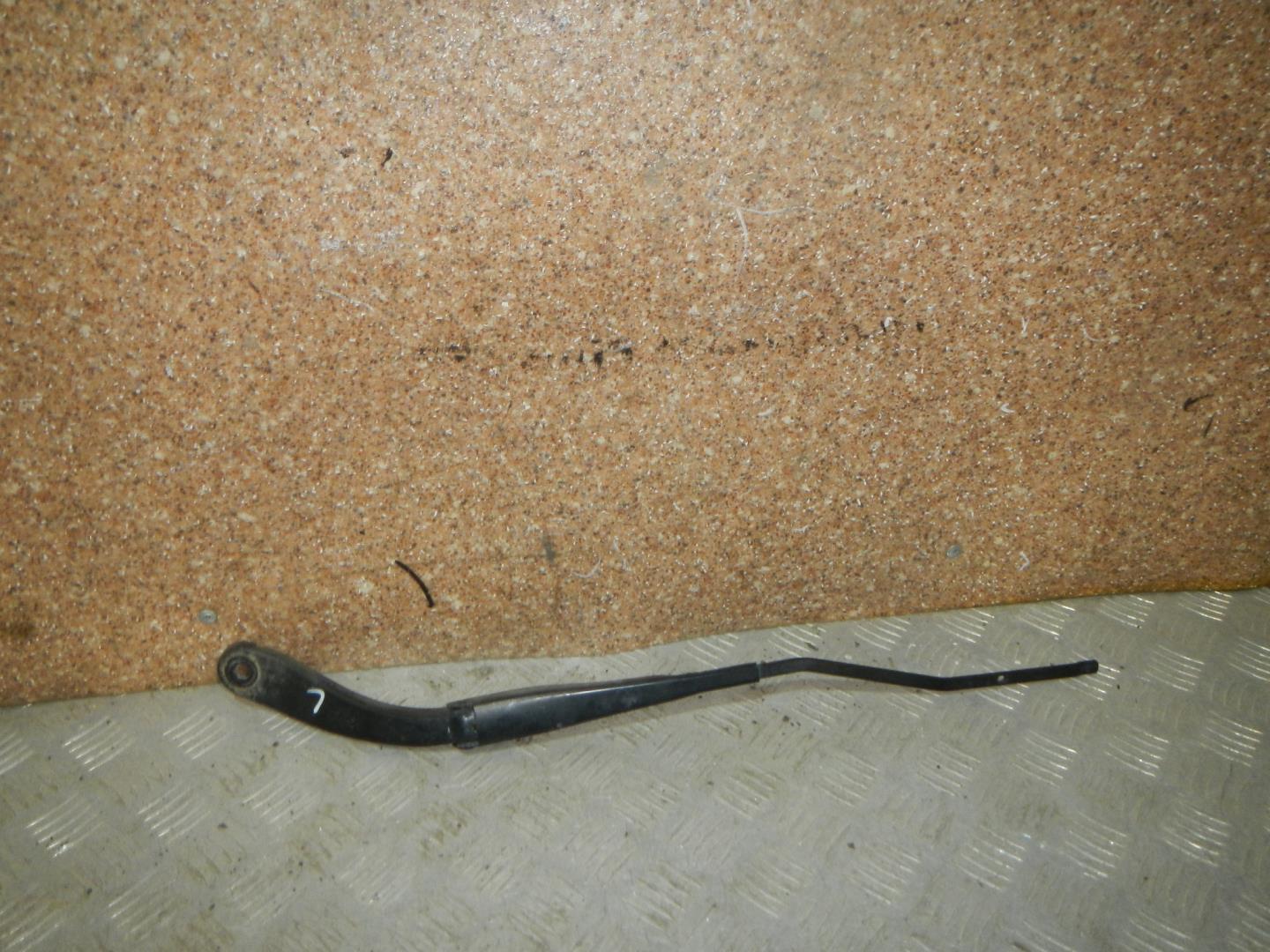 Поводок стеклоочистителя передний левый