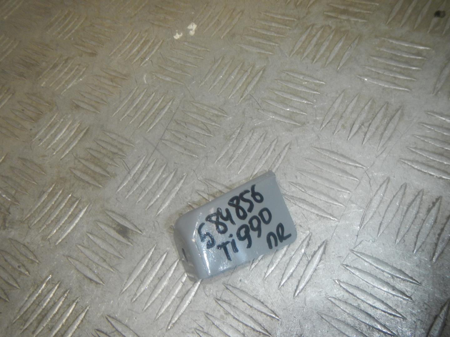 Кронштейн фар правый