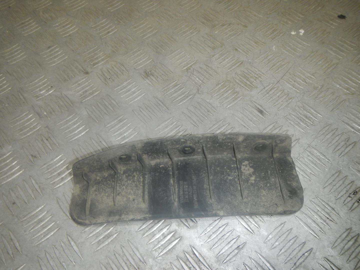 Брызговик передний правый