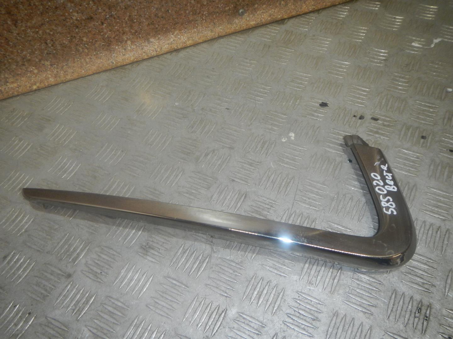 Молдинг переднего бампера левый