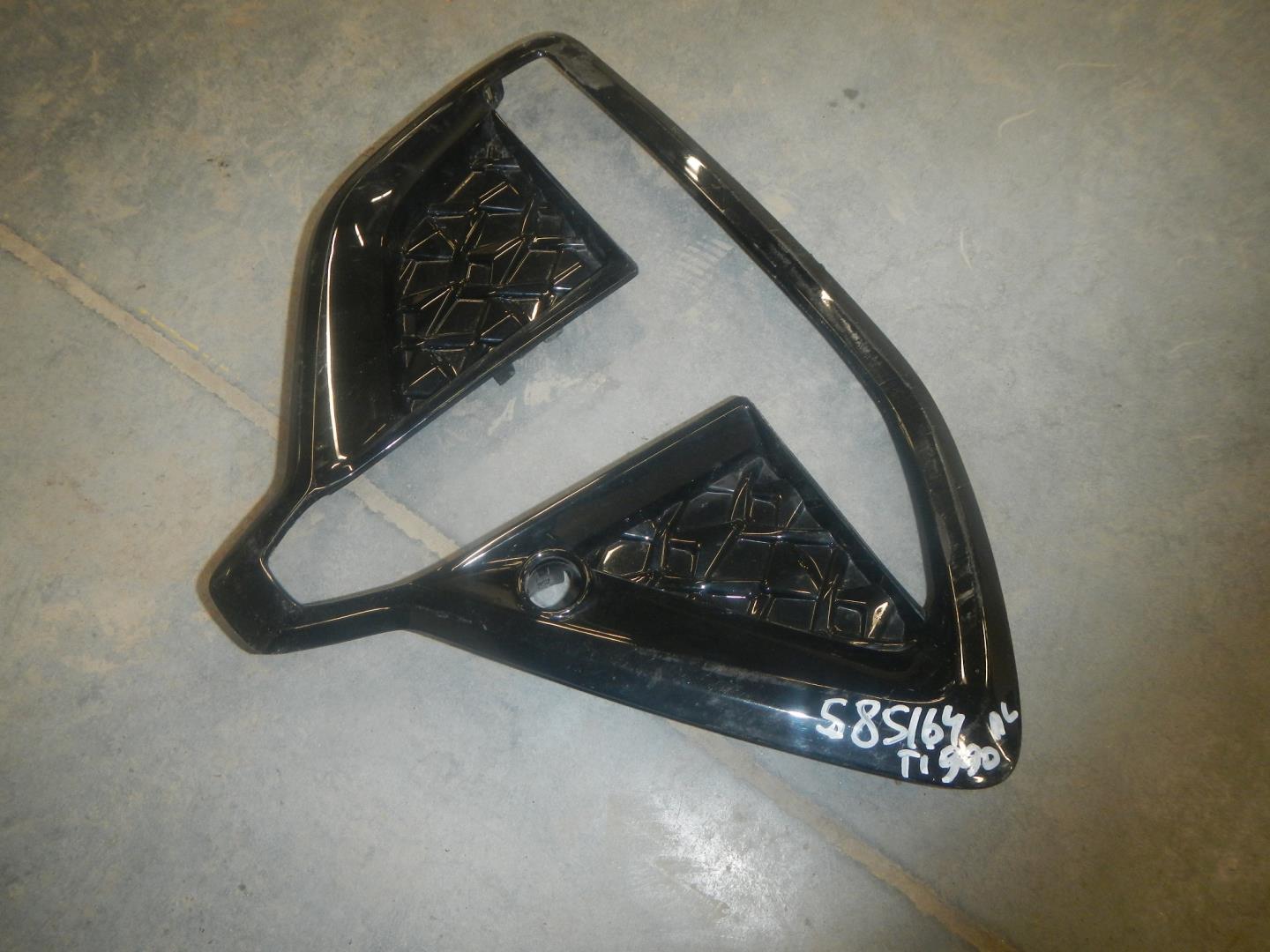 Рамка противотуманной фары левой