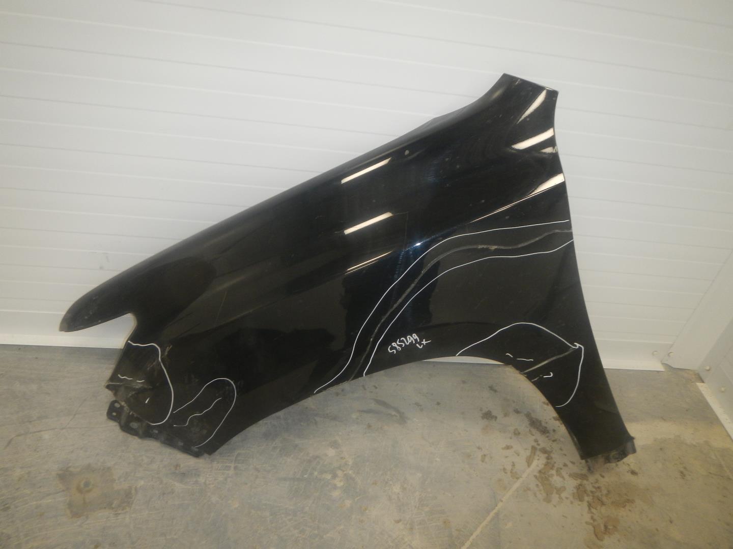 Крыло переднее левое