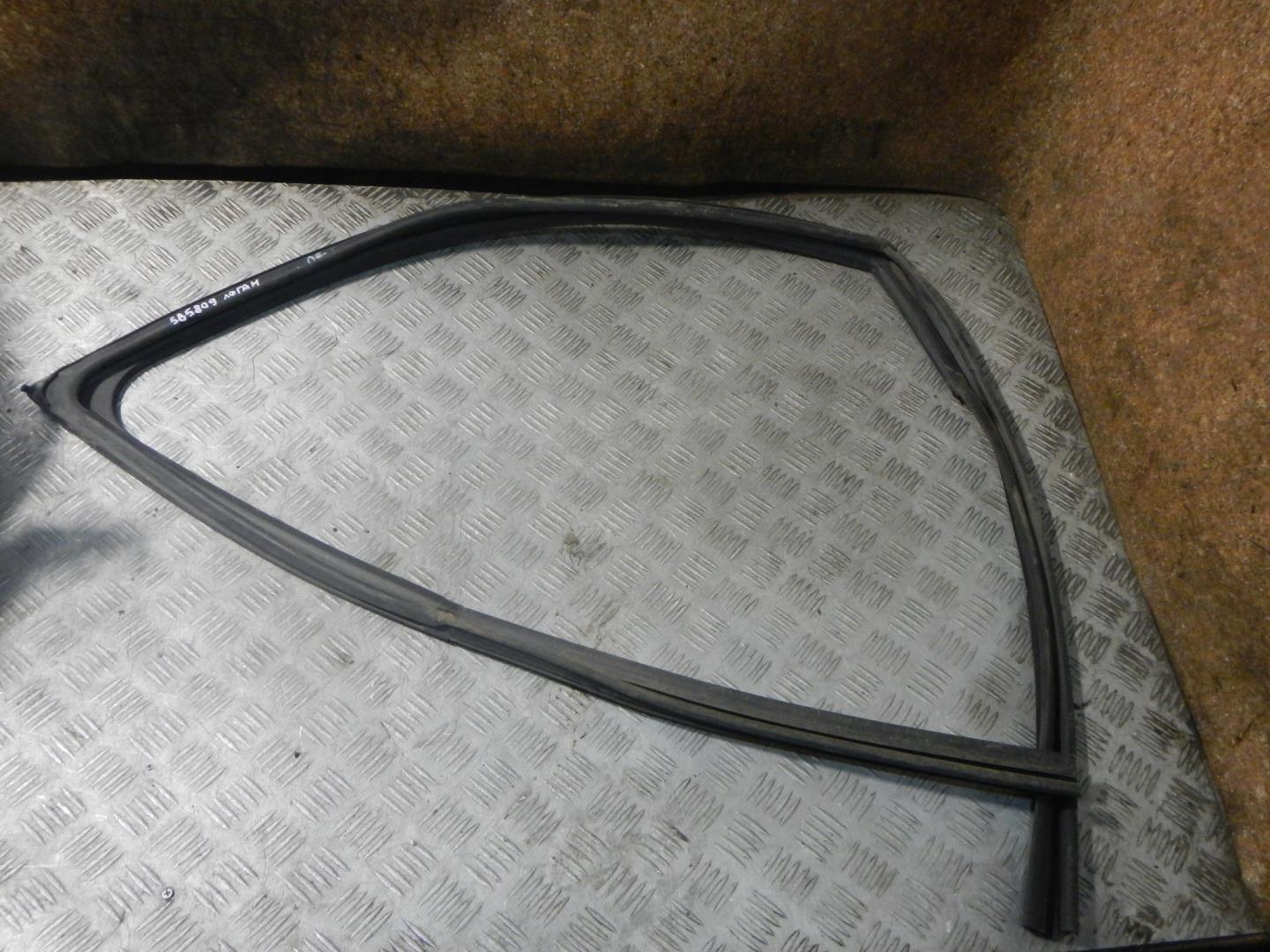 Уплотнитель стекла двери