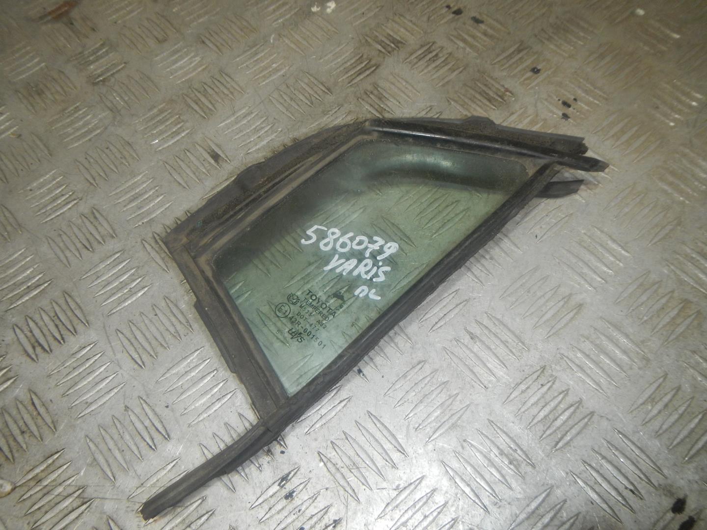 Стекло двери передней левой (форточка)