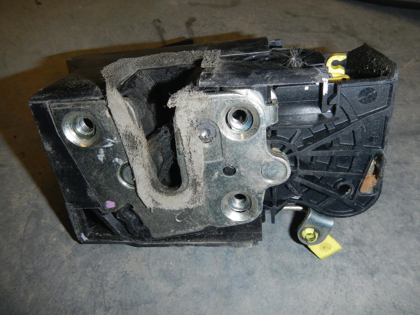 Замок двери передней левой