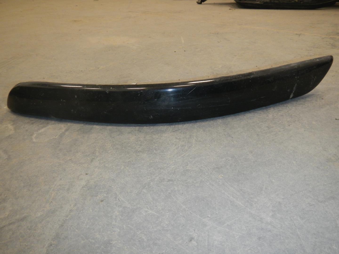 Молдинг переднего бампера левый