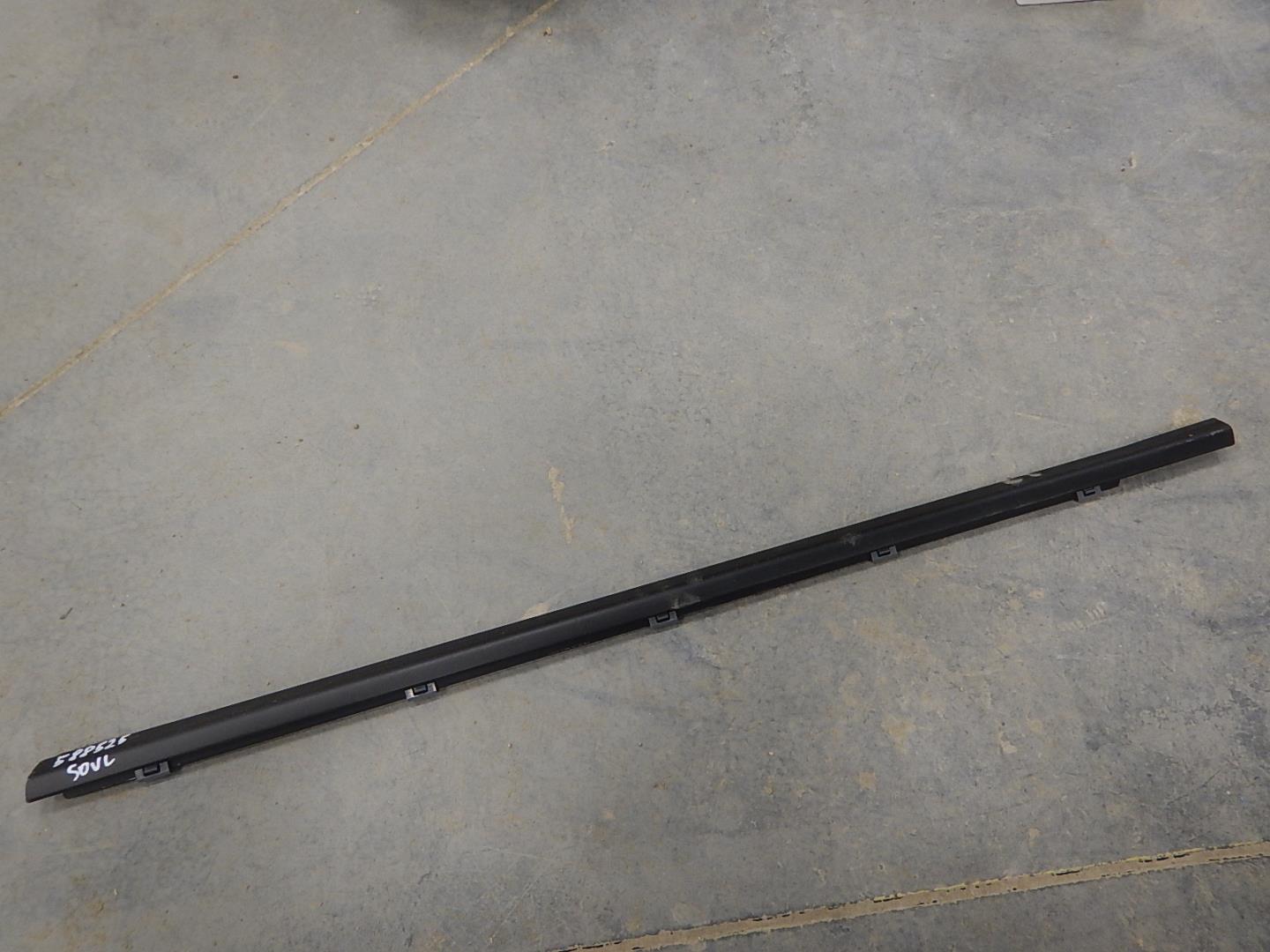 Накладка лобового стекла левая