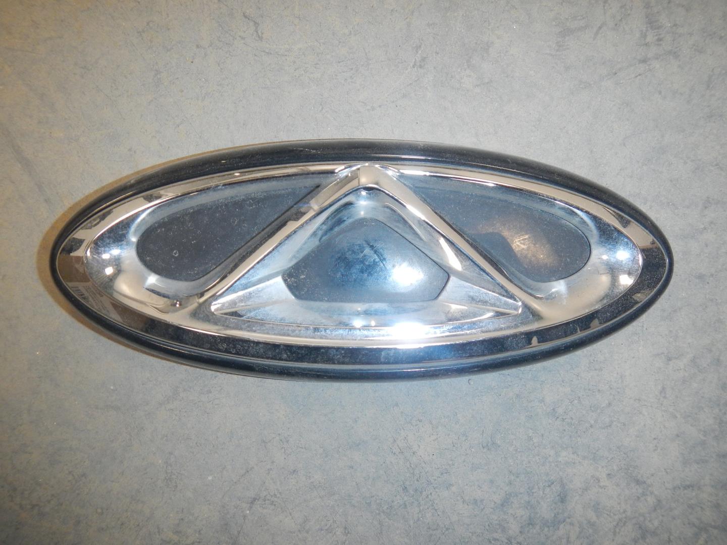 Эмблема на крышку багажника