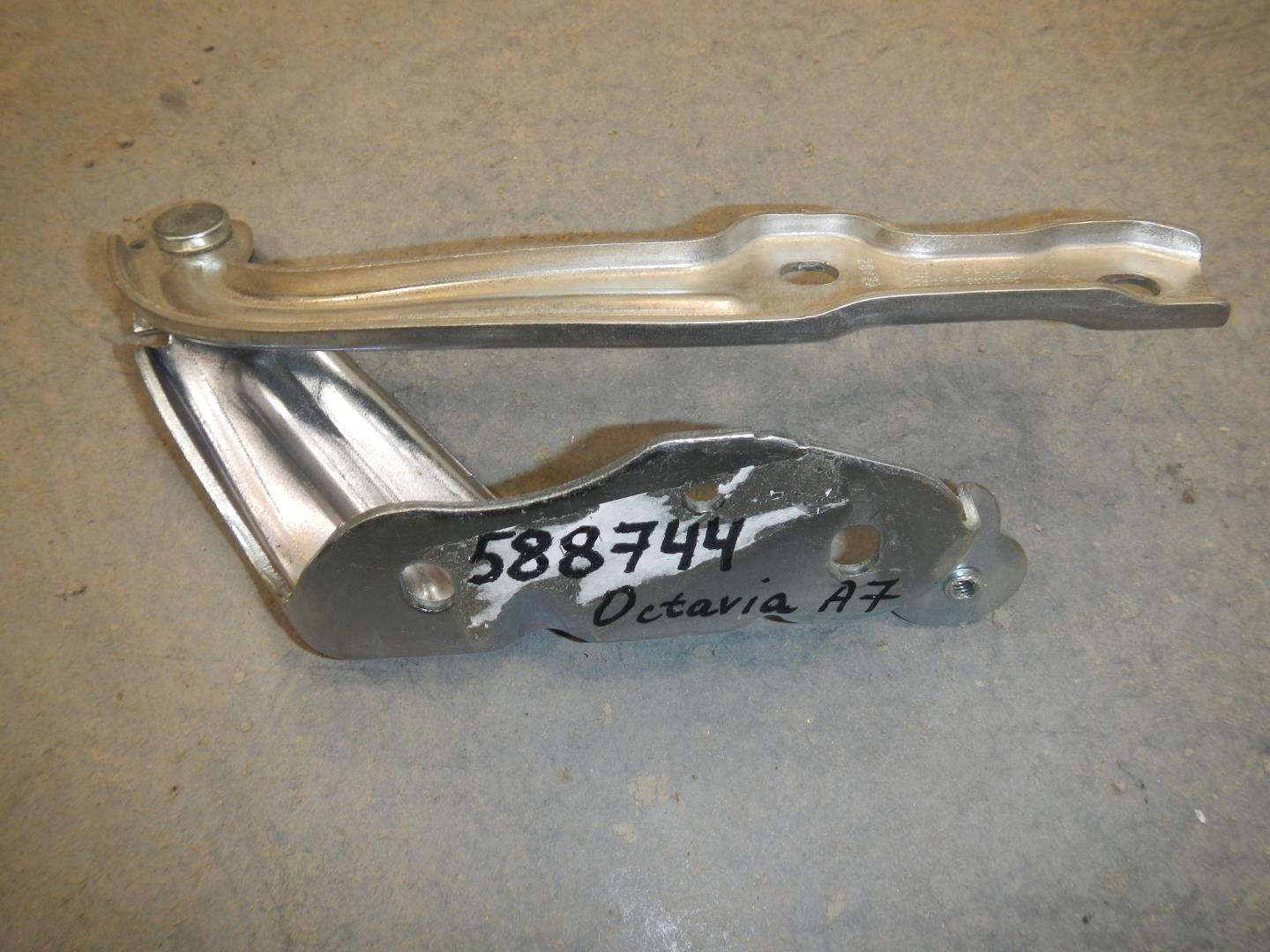 Петля капота левая