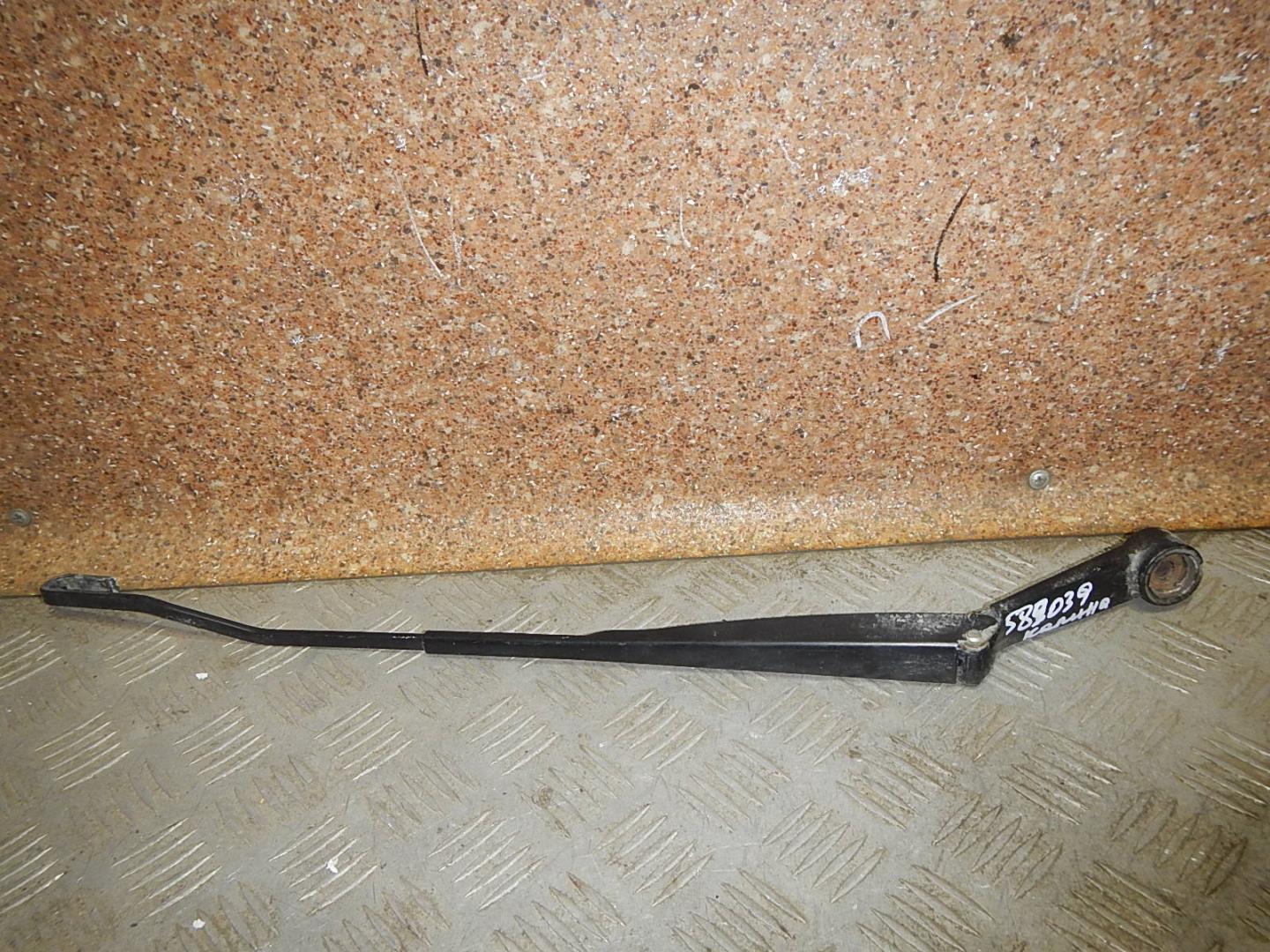 Поводок стеклоочистителя передний левый