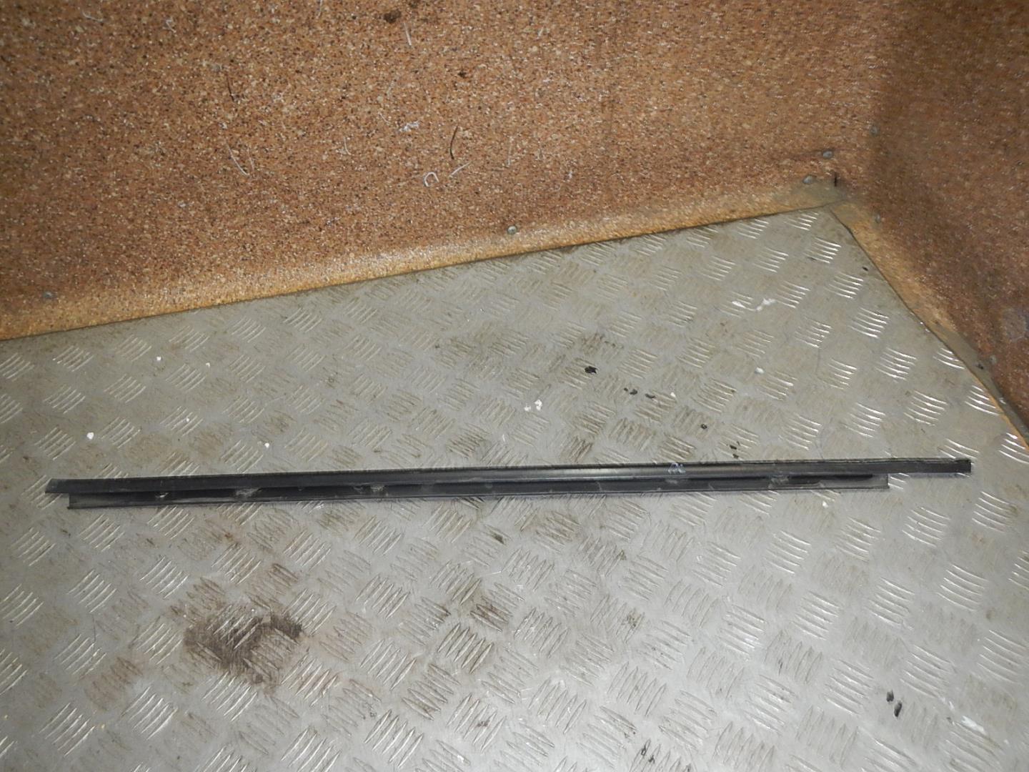 Накладка лобового стекла левая