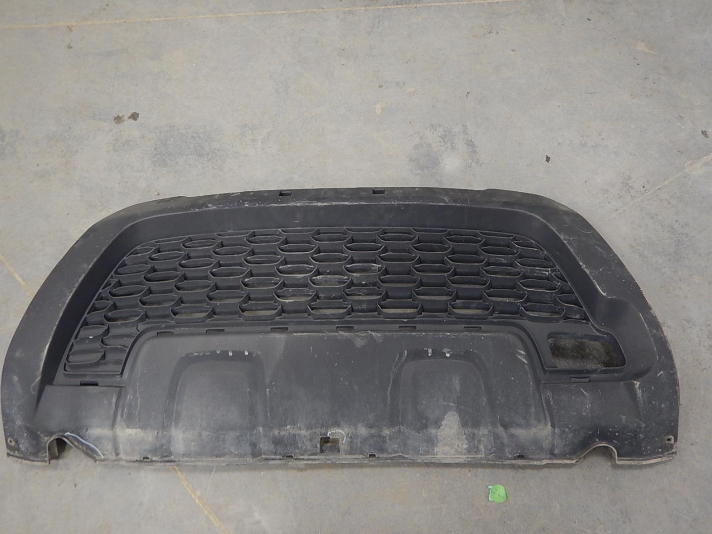 Решетка в бампер центральная