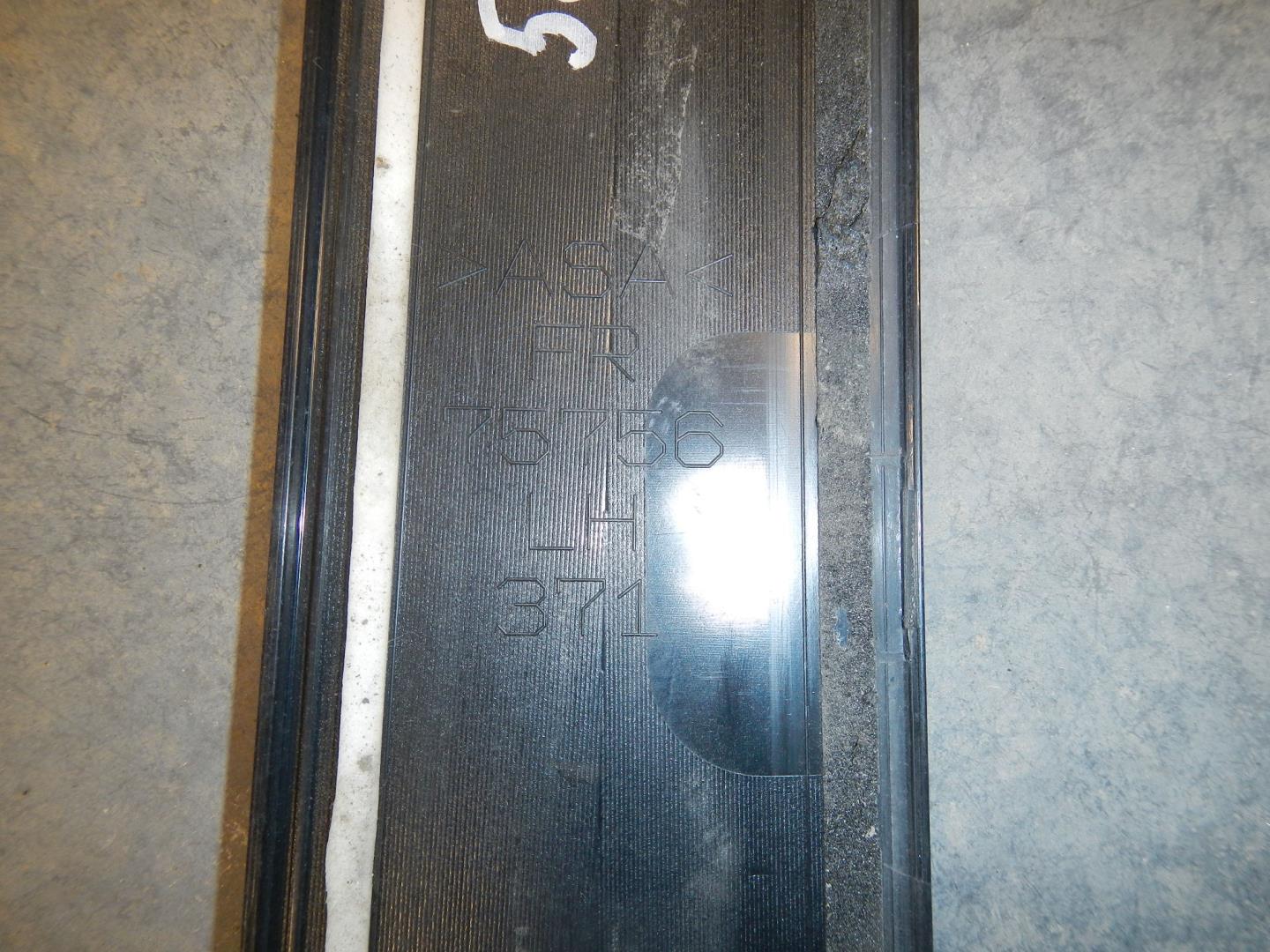 Накладка двери передней левой