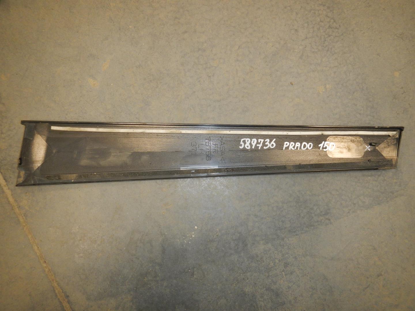 Накладка двери передней левой