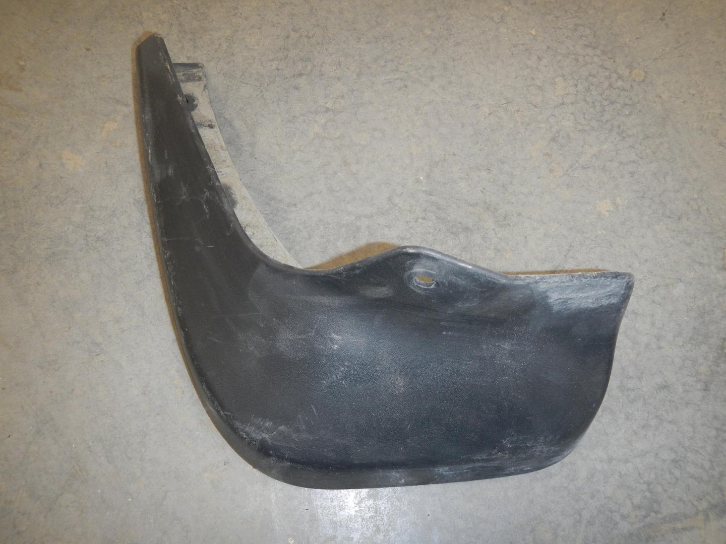 Брызговик задний левый