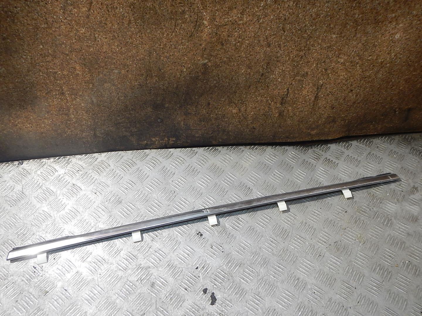 Накладка стекла заднего правого