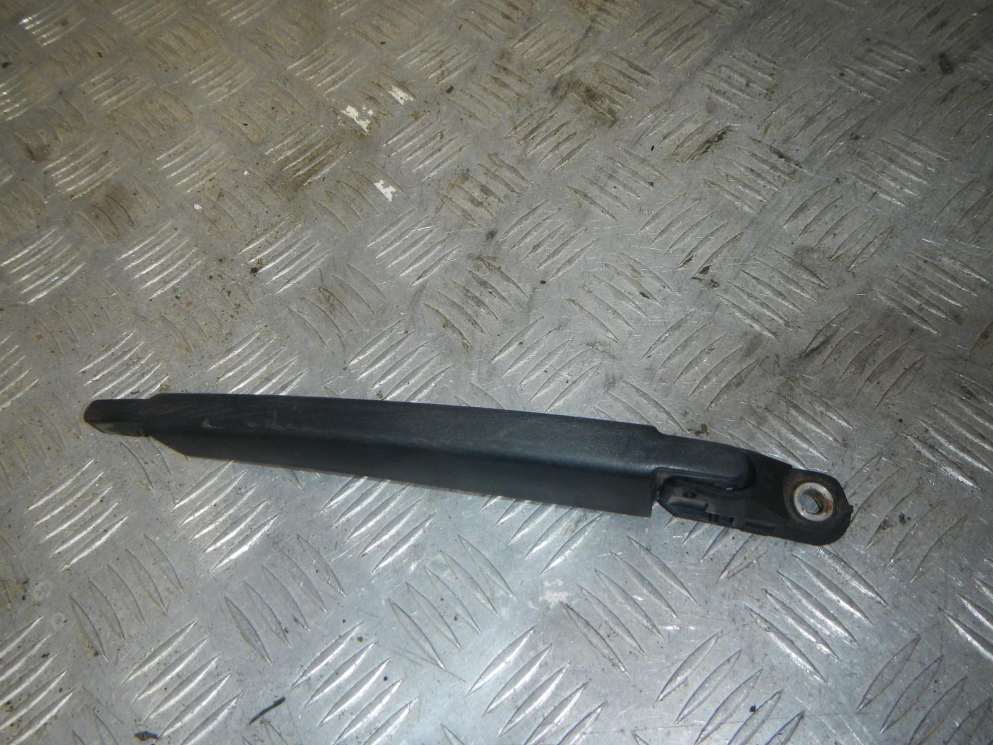 Поводок стеклоочистителя заднего