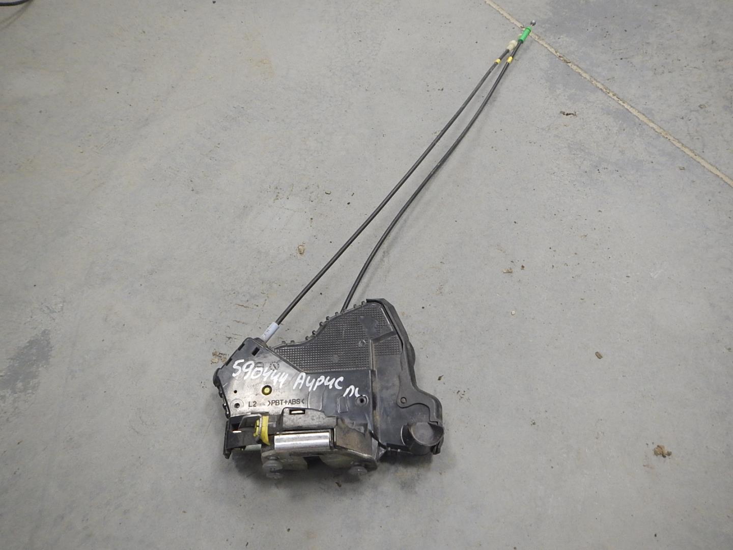 Замок двери передней левой