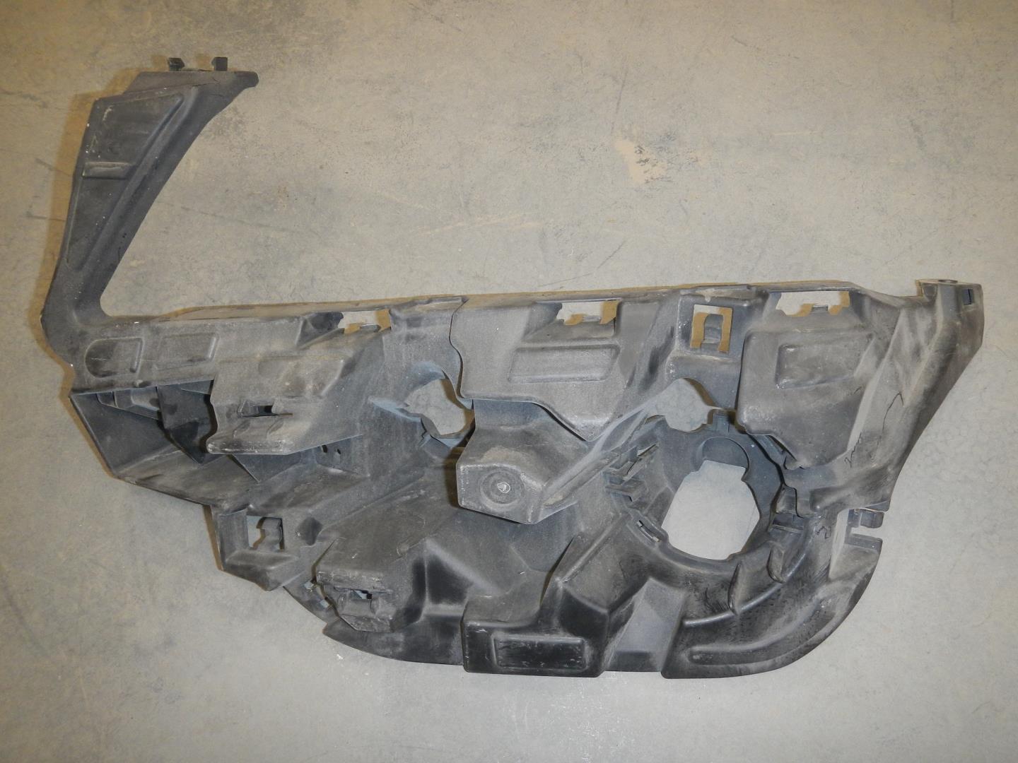 Кронштейн переднего бампера левый