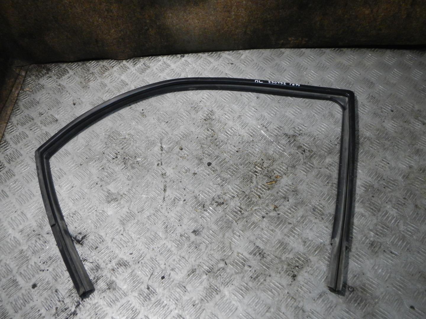 Уплотнитель стекла двери