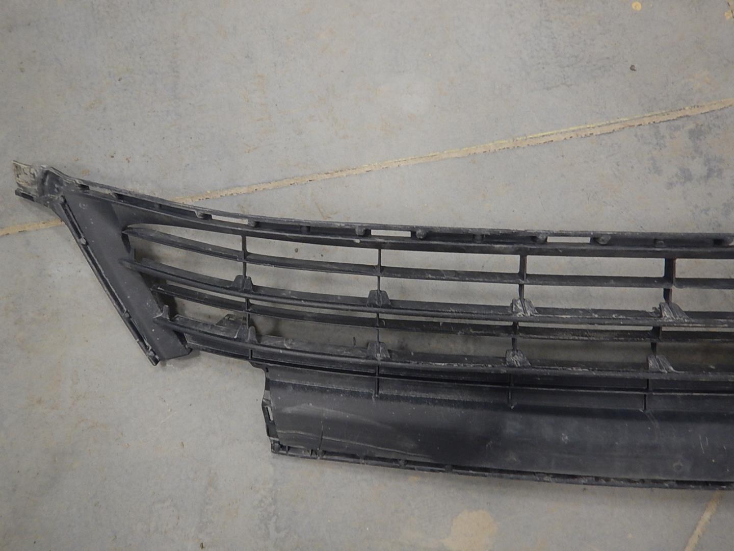 Решетка в бампер центральная