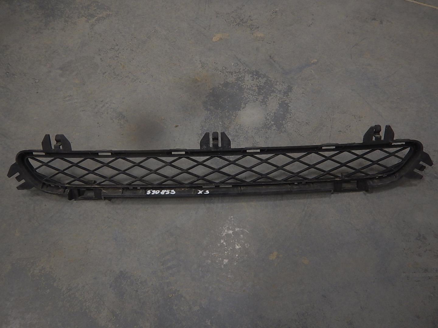 Решетка в бампер центральная
