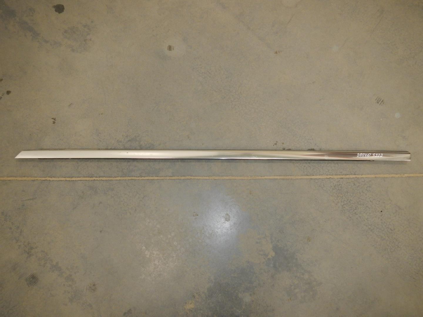 Накладка лобового стекла левая