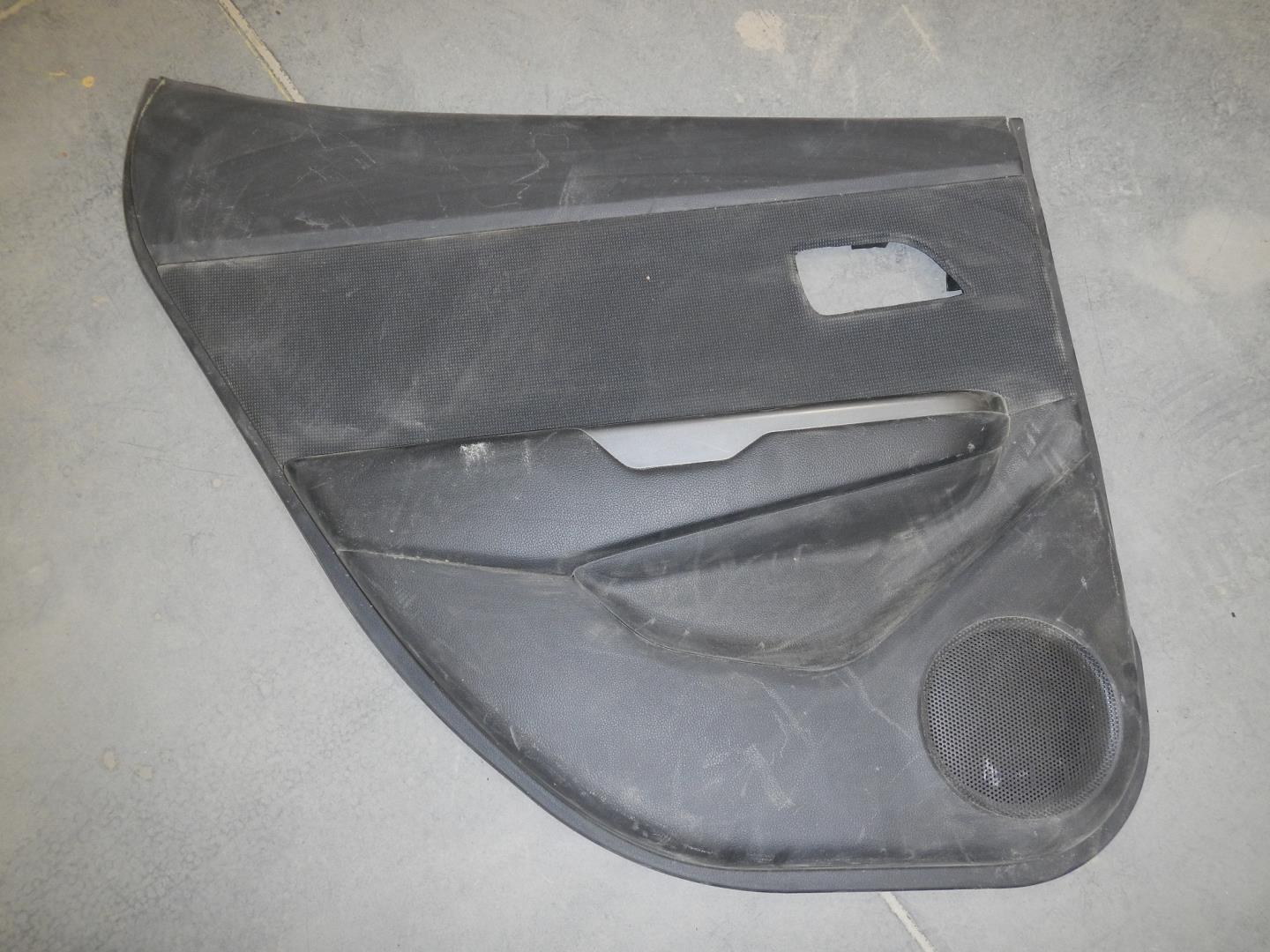 Обшивка двери задней левой