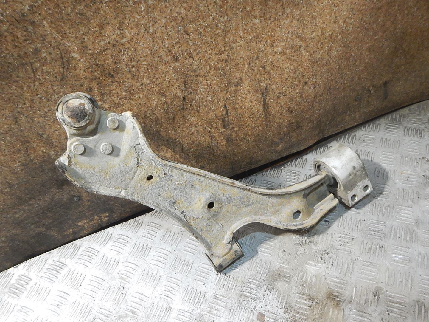 Рычаг передний левый