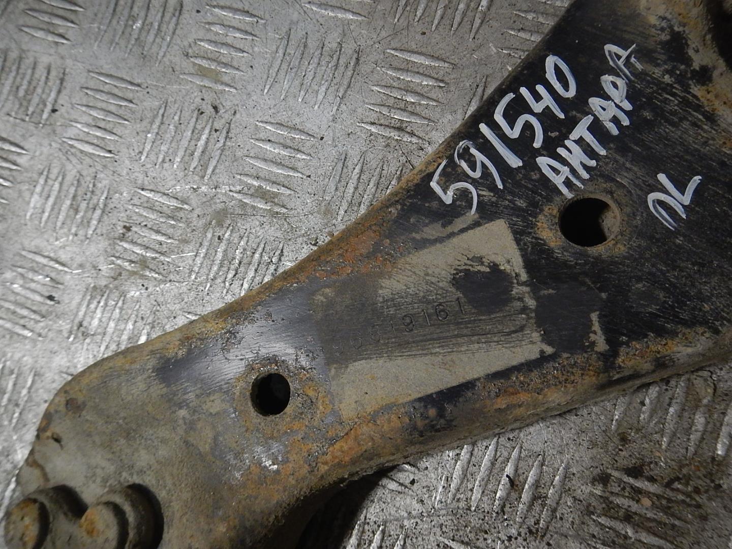 Рычаг передний левый