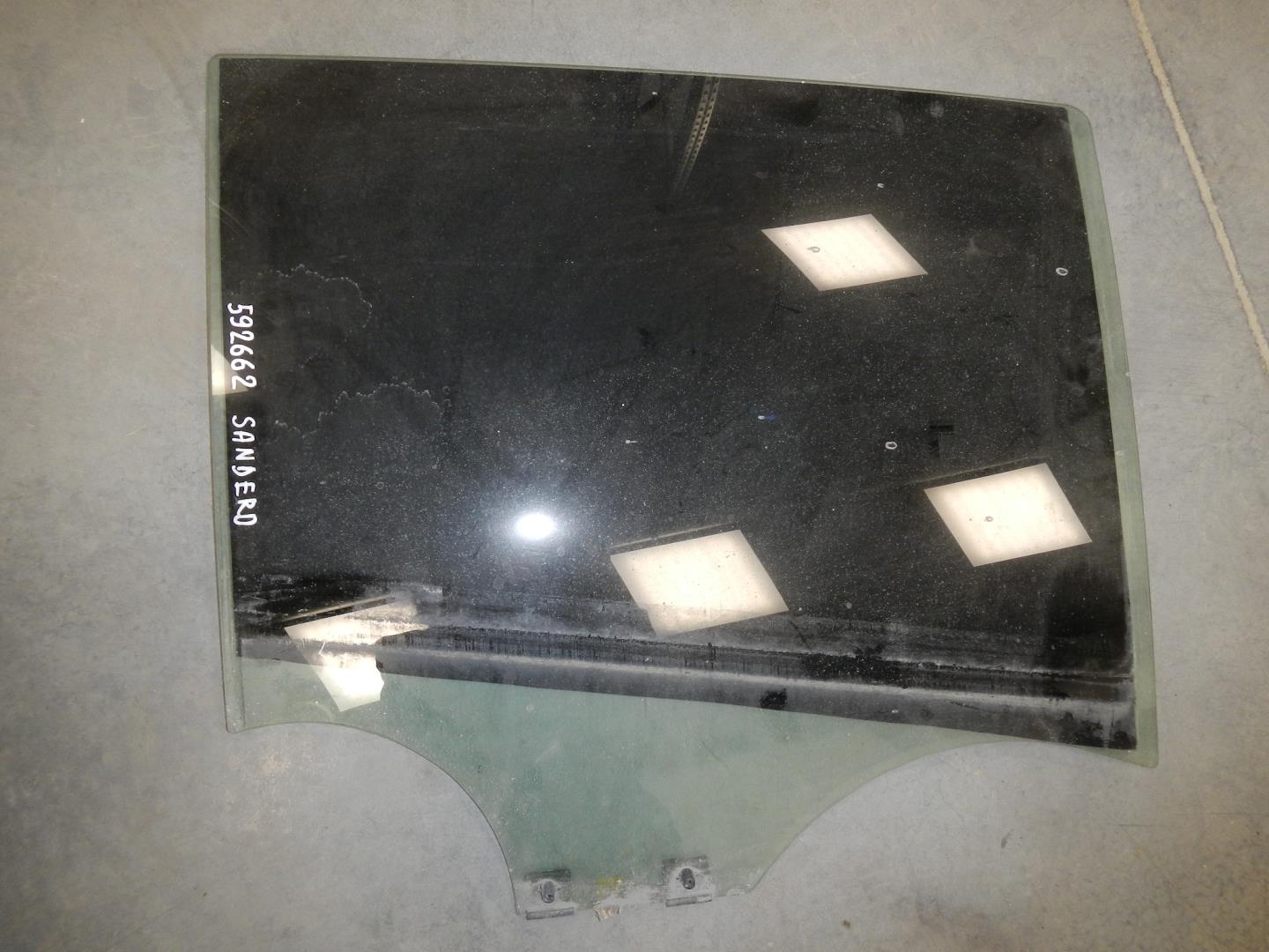 Стекло двери задней правой