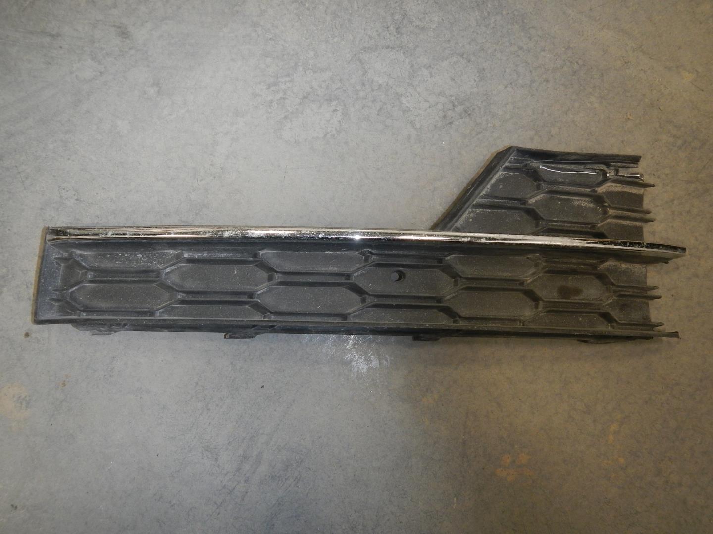 Решетка в бампер правая