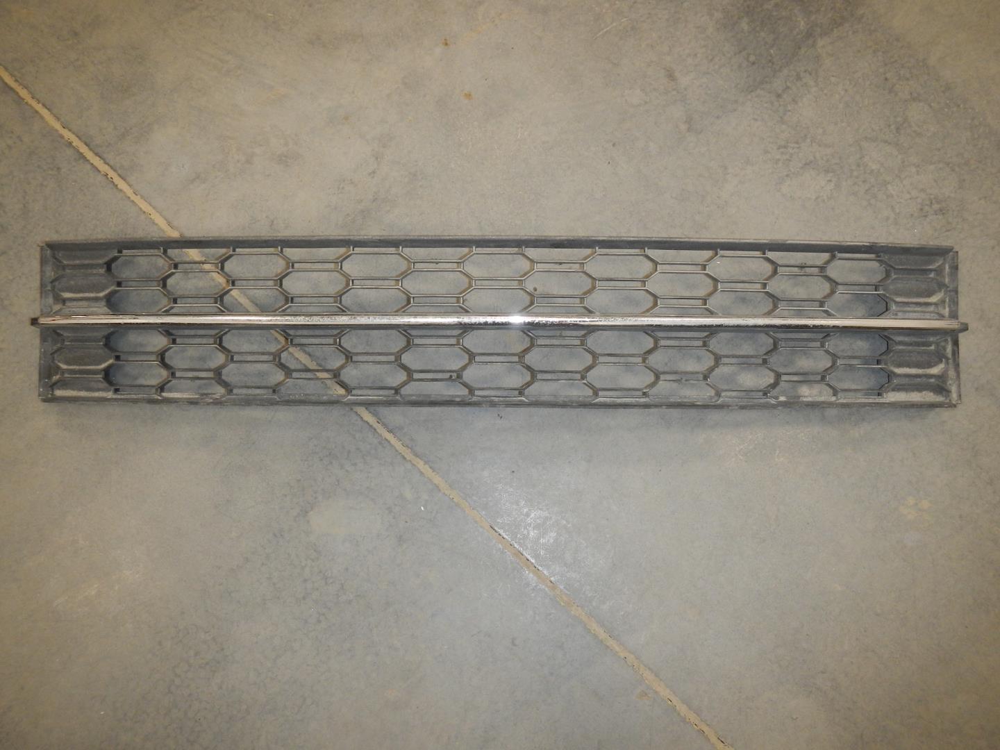 Решетка в бампер центральная