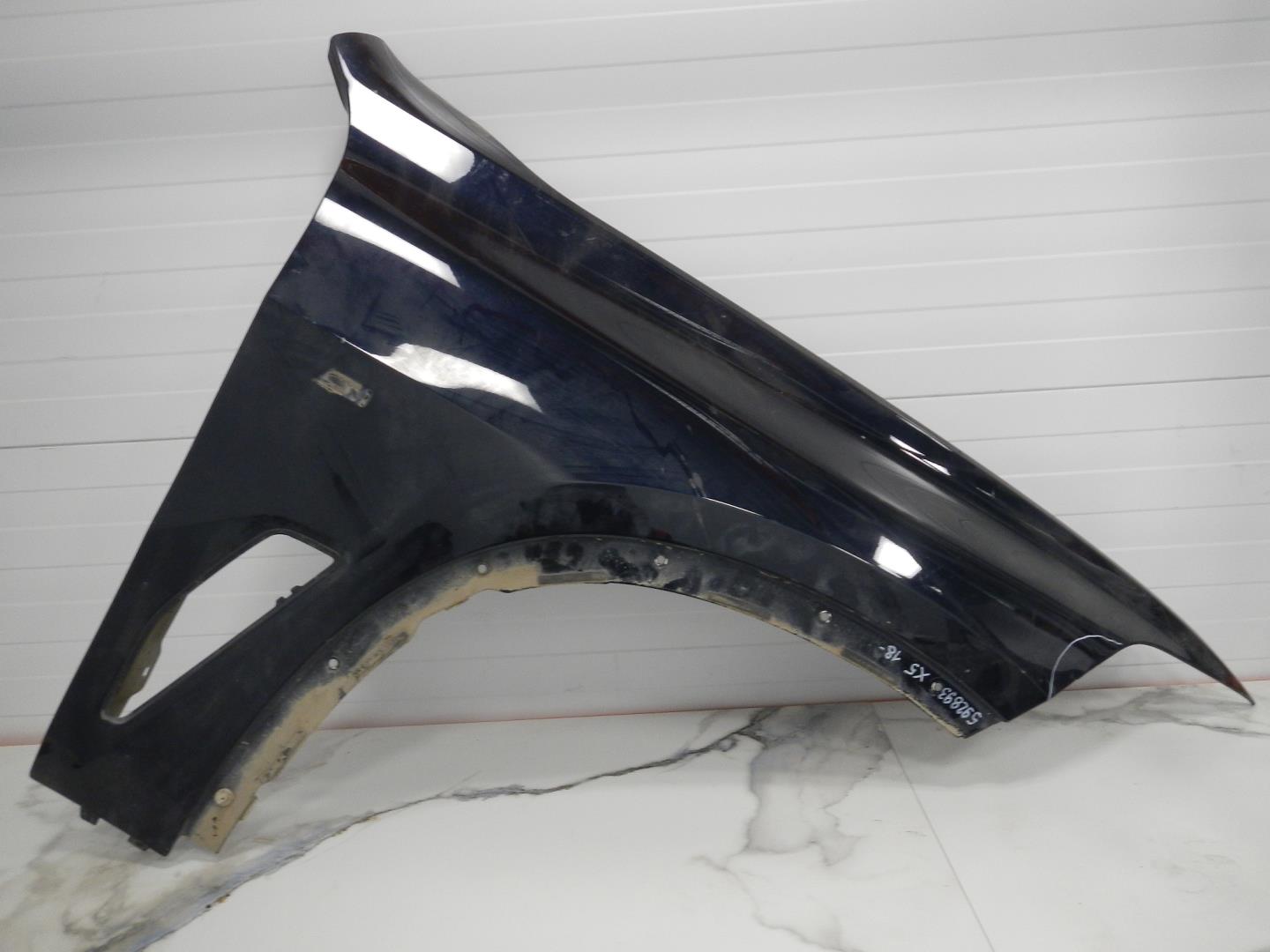 Крыло переднее правое