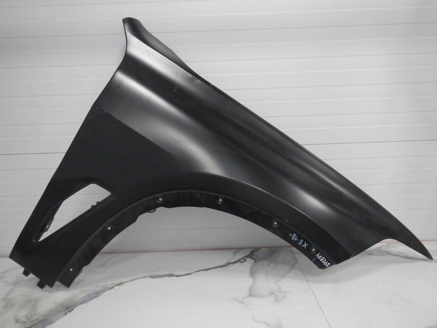 Крыло переднее правое