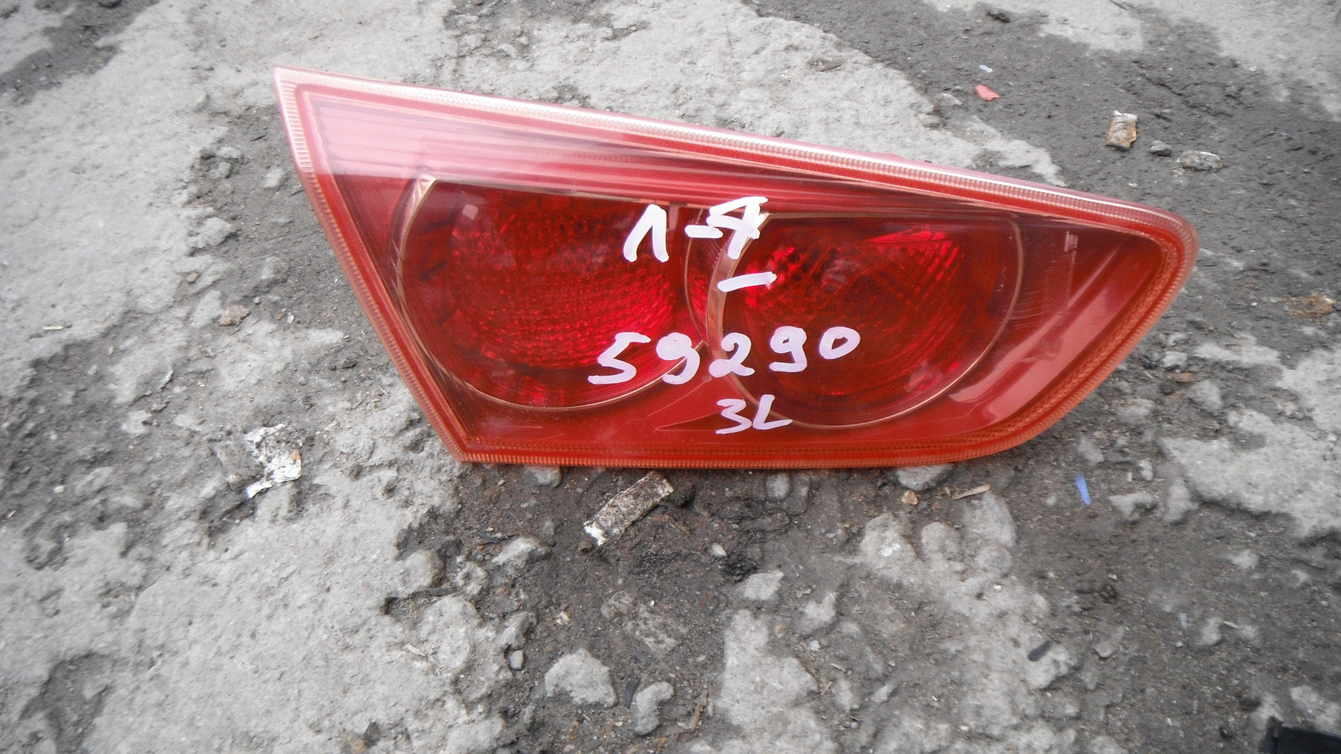 Фонарь задний внутренний левый