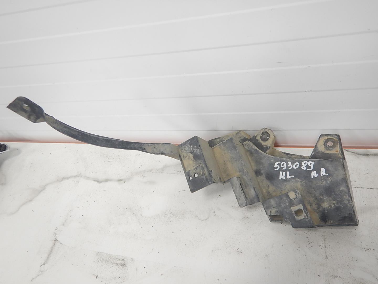 Кронштейн переднего бампера правый