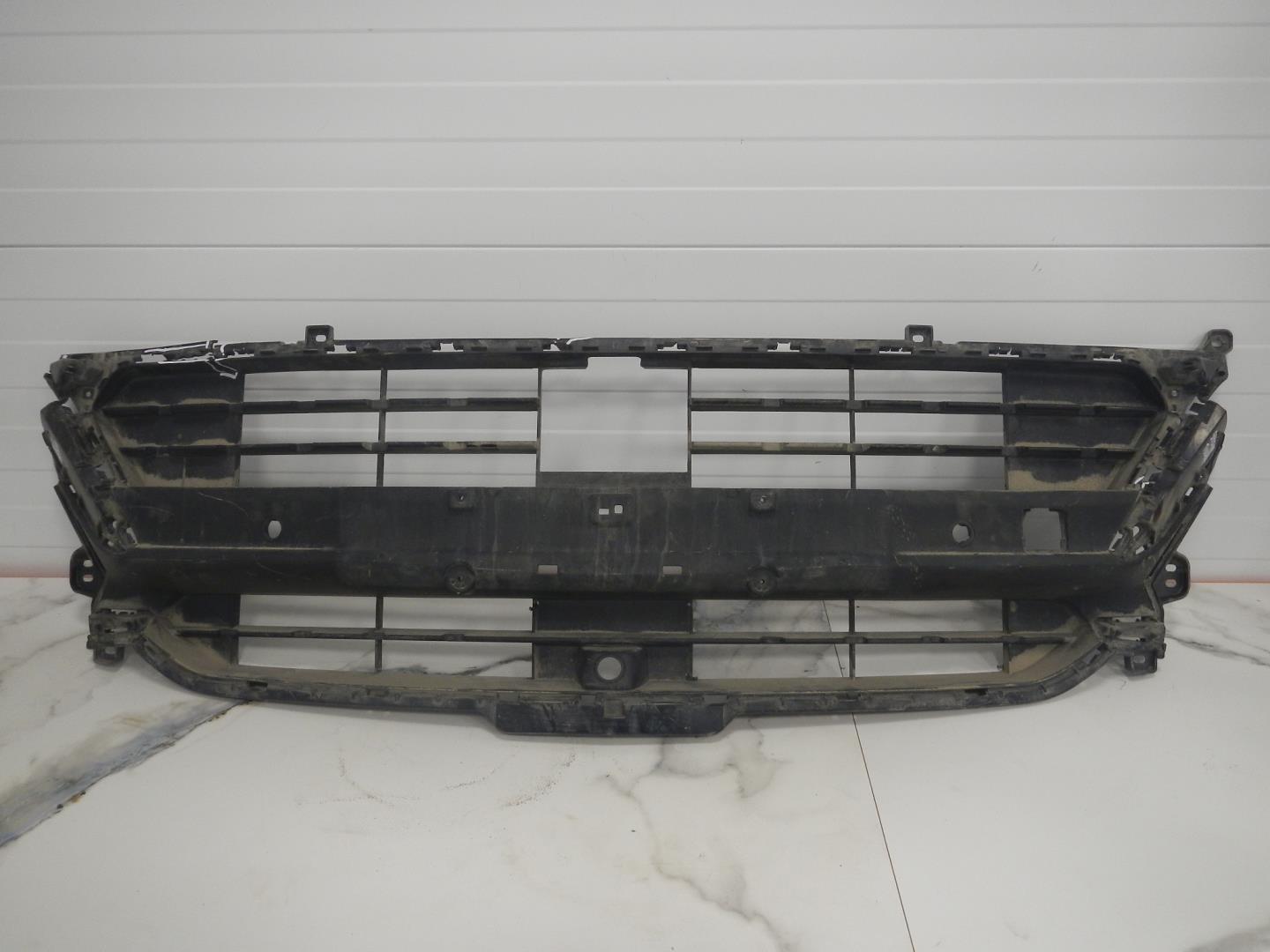 Решетка в бампер центральная