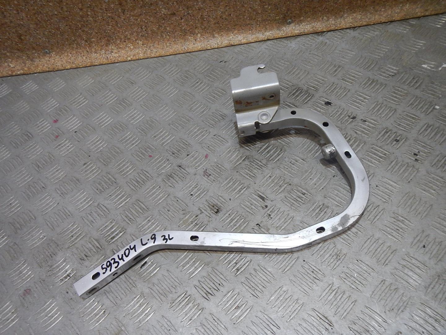 Петля крышки багажника